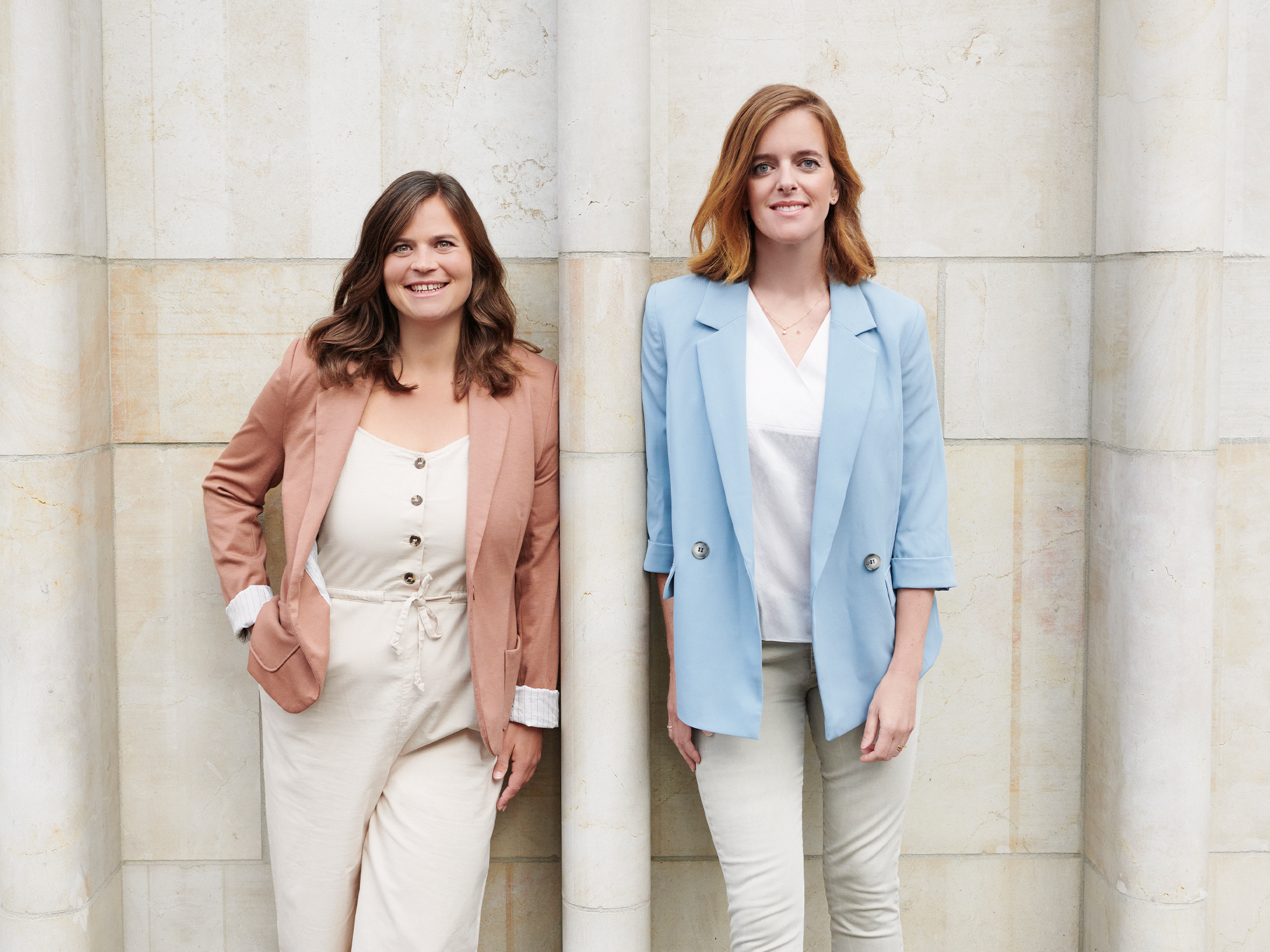 Portrait photo of Nathalie Eggen and Yvonne Samaritani, the managing directors of JUNE Corporate Communications.