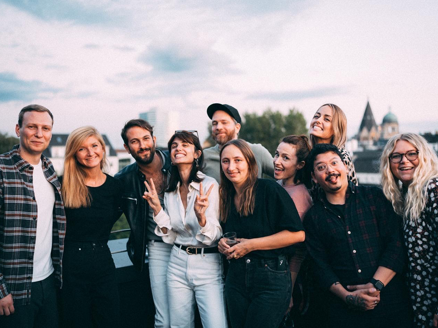 Picture of the employees of Jung von Matt White Horse Music above the roofs of Hamburg.