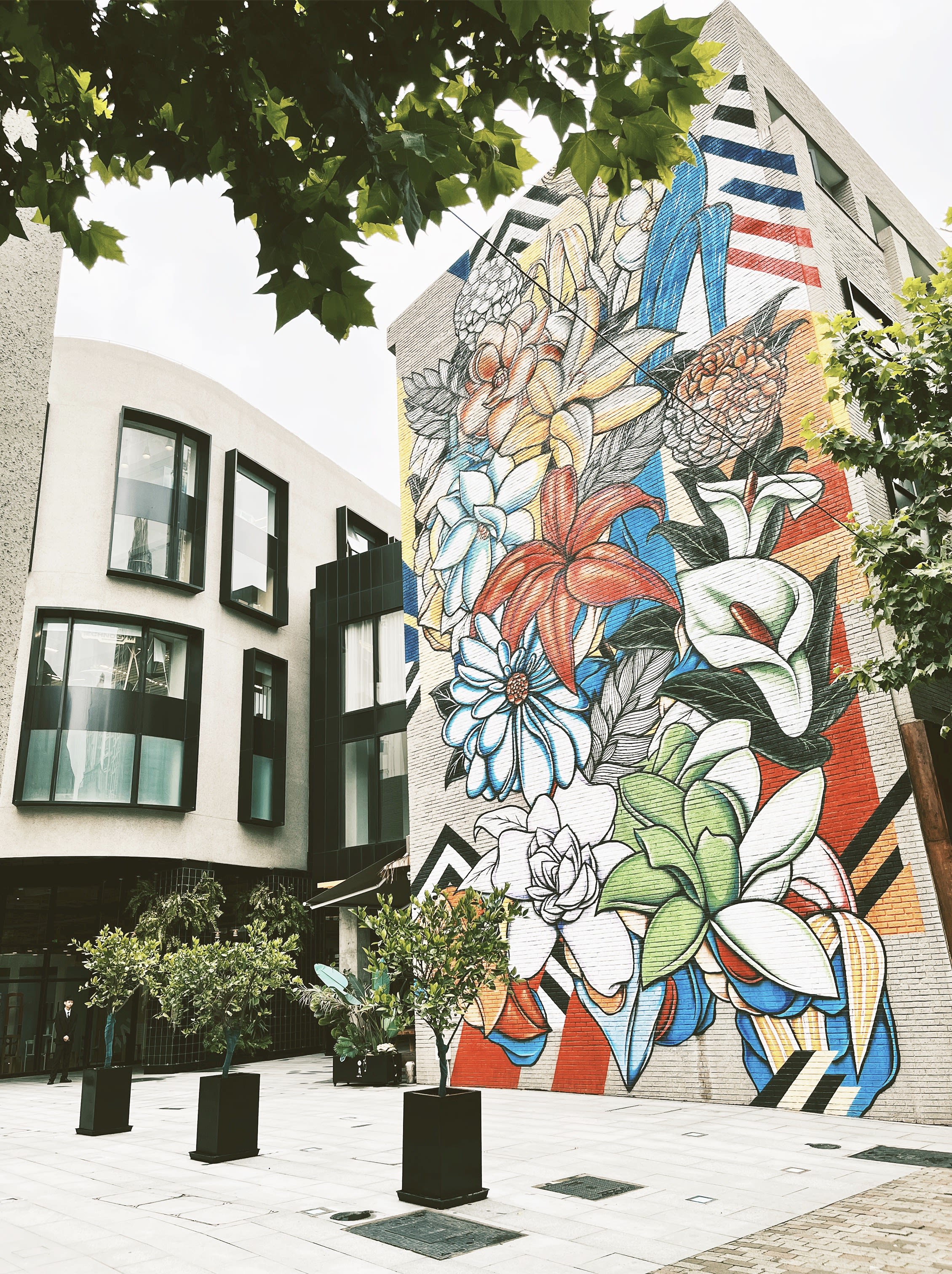 Image of the exterior facade of the Jung von Matt Shanghai office. On the facade colorful flowers.
