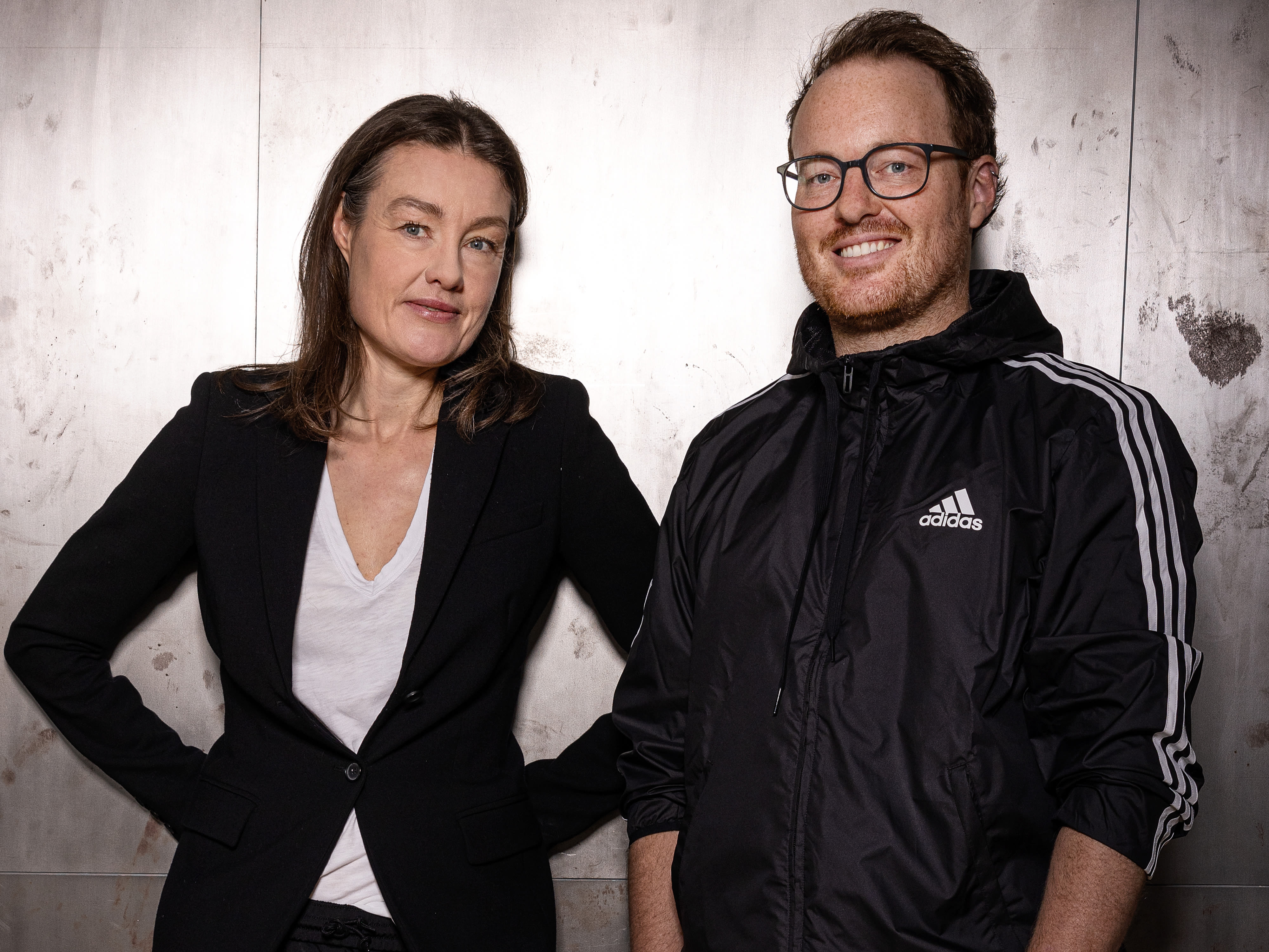 Picture of the two managing directors Katja Kraus and Robert Zitzmann in sporty outfit.