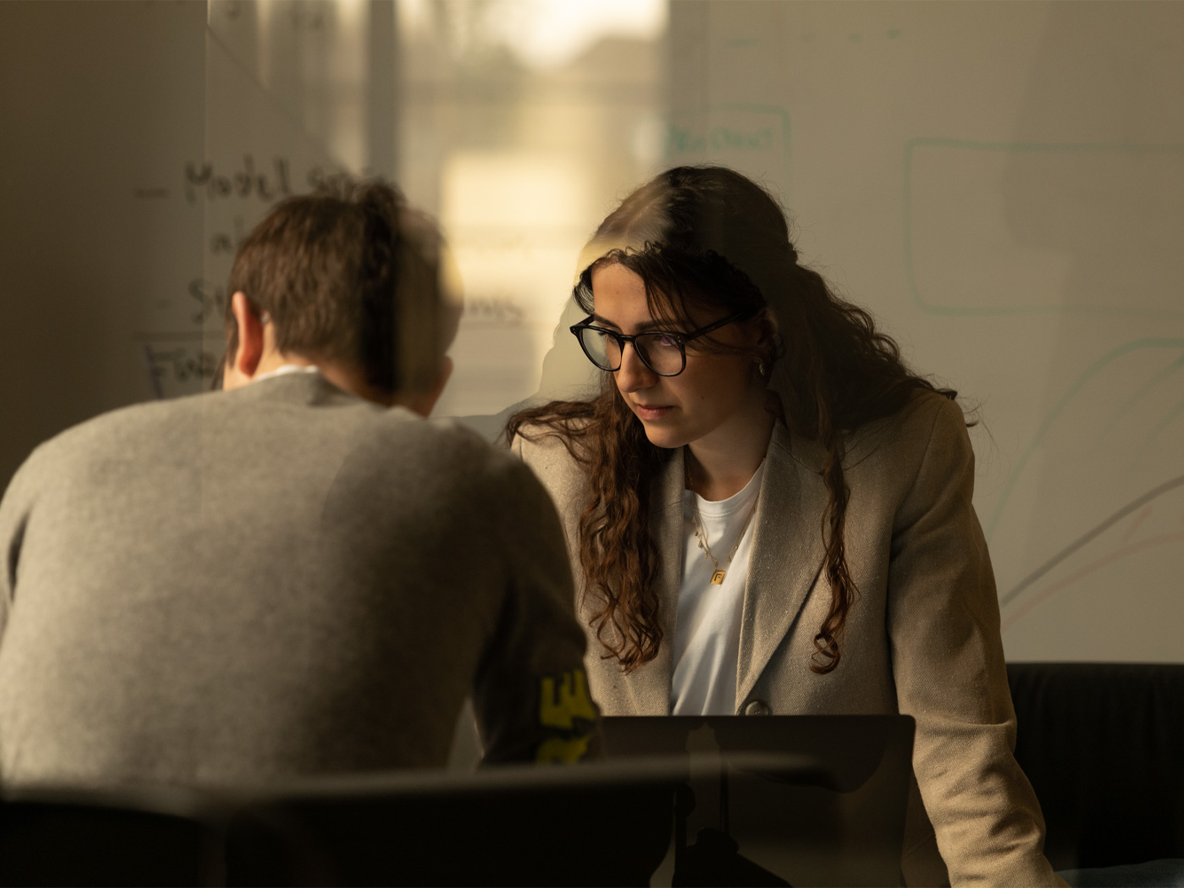 Picture of two LEAP PARTNERS employees having a conversation in a sitting position.