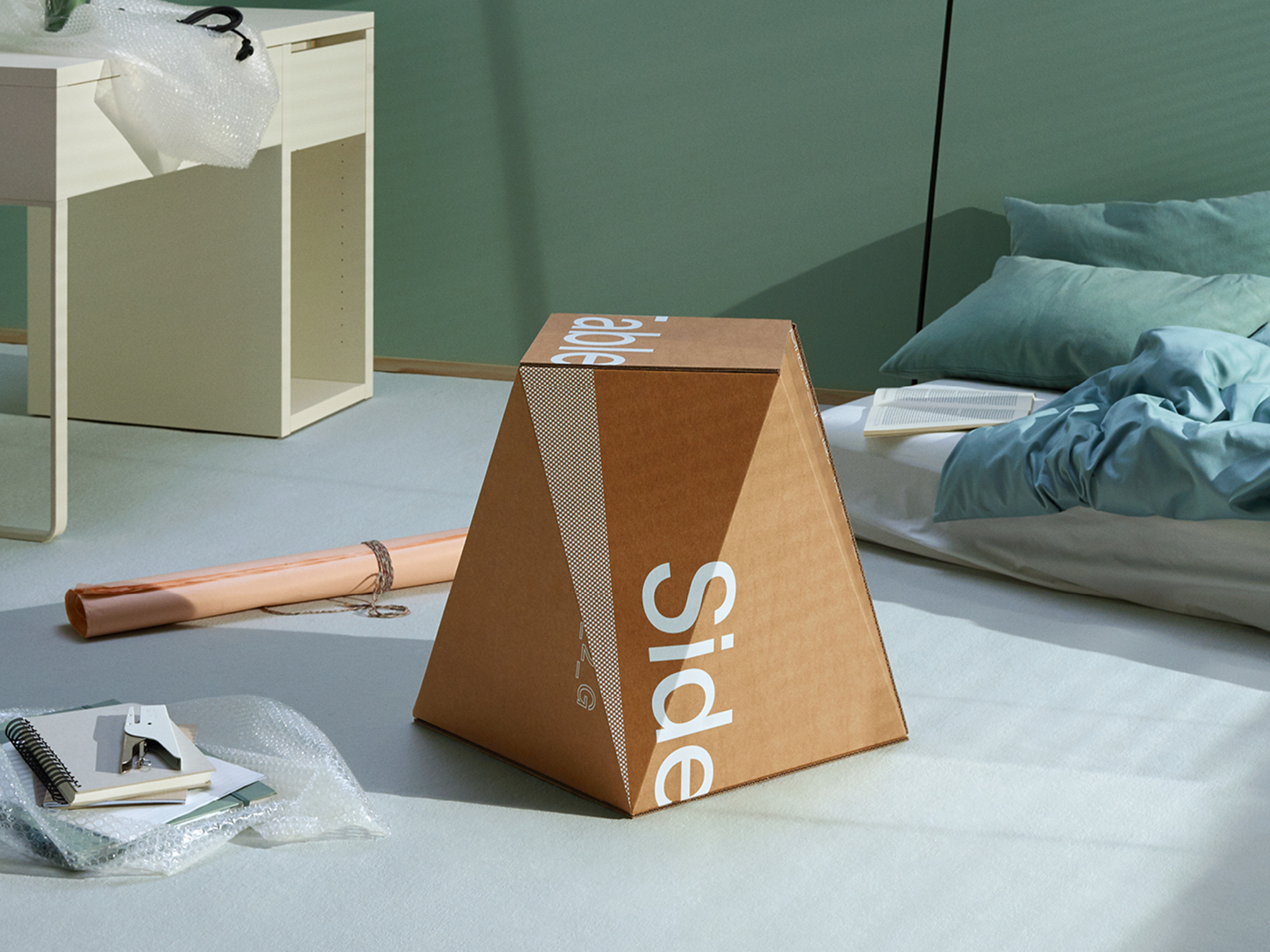 Image of a moving box in a room from the youth campaign by Jung von Matt LIMMAT Zurich for Mobiliar.