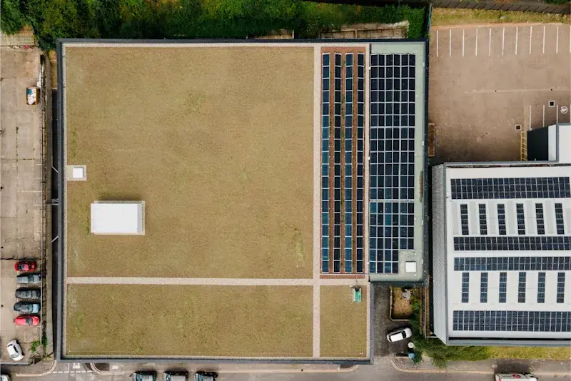 Image_of_sustainable_roof_top_urban_garden_with_solar_panels