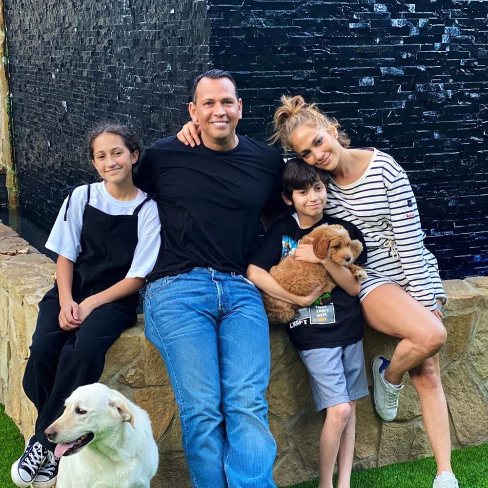 jennifer-lopez-alex-rodriguez-max-goldendoodle-dog-pictures