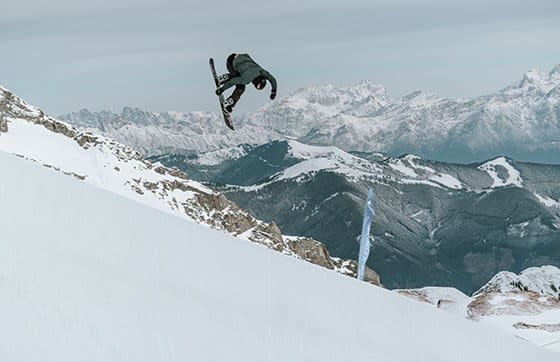 Visual Taylor Gold snowboarding down mountain