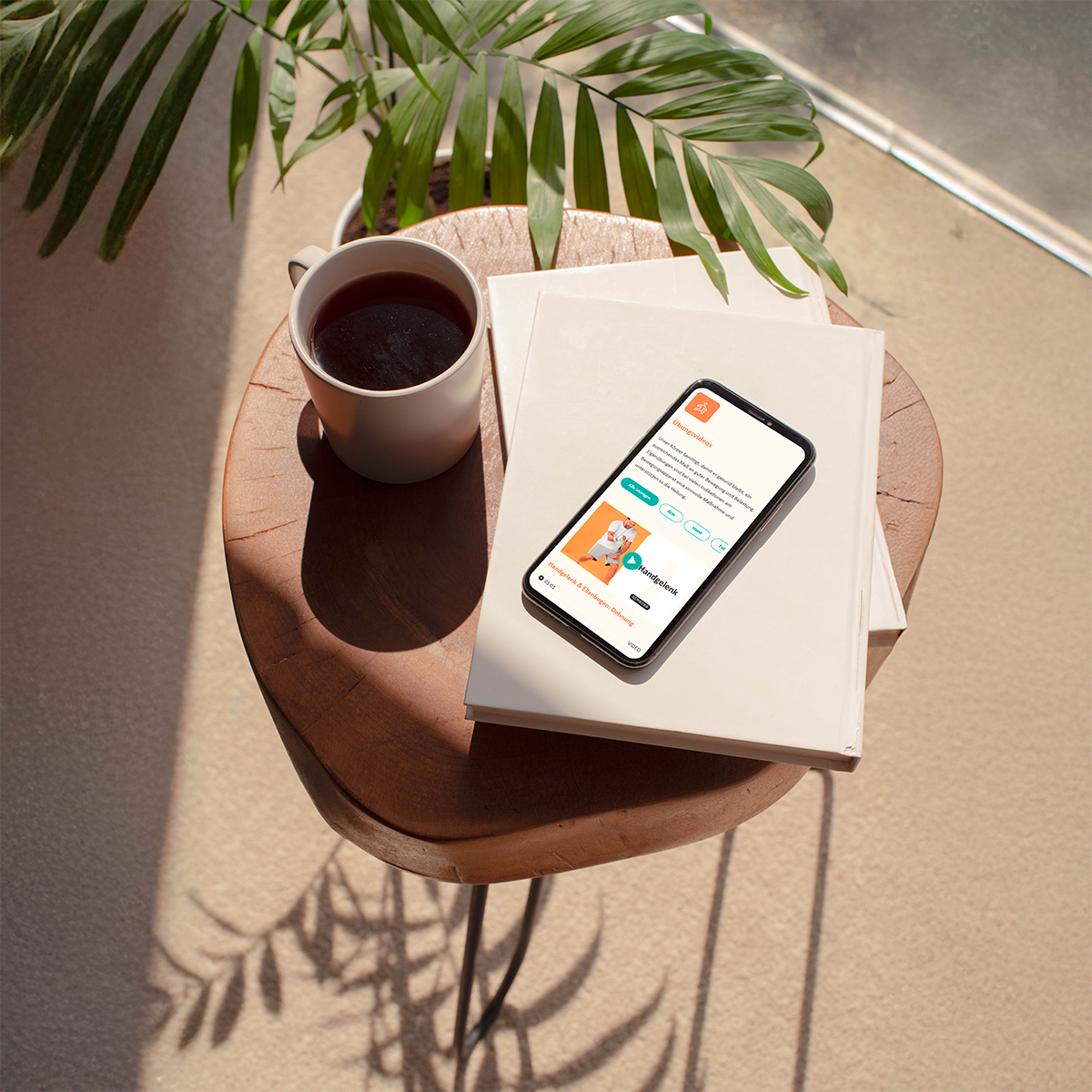 250227_SMI_Teaser QR Code Seite_Phone on table_fm.png