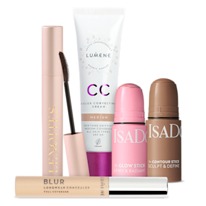 Makeup i olika utföranden: mascara, concealer, foundation och glow sticks.