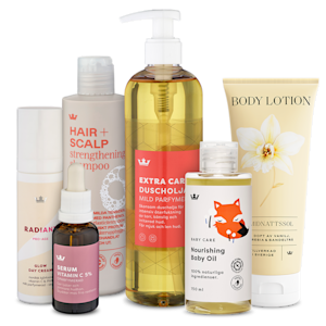 Sex produkter från Kronans Apotek: Radiance Glow Day Cream, Serum Vitamin C 5 %, Hair+ Scalp Strengthening Shampoo, Extra Care Duscholja, Baby Care Nourishing Baby Oil och Midnattssol Body Lotion.
