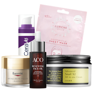 Fem ansiktsprodukter uppställda tillsammans: CeraVe serum, Lumene sheet mask, Eucerin Hyaluron‑Filler ansiktskräm, ACO face oil och COSRX Snail Cream.