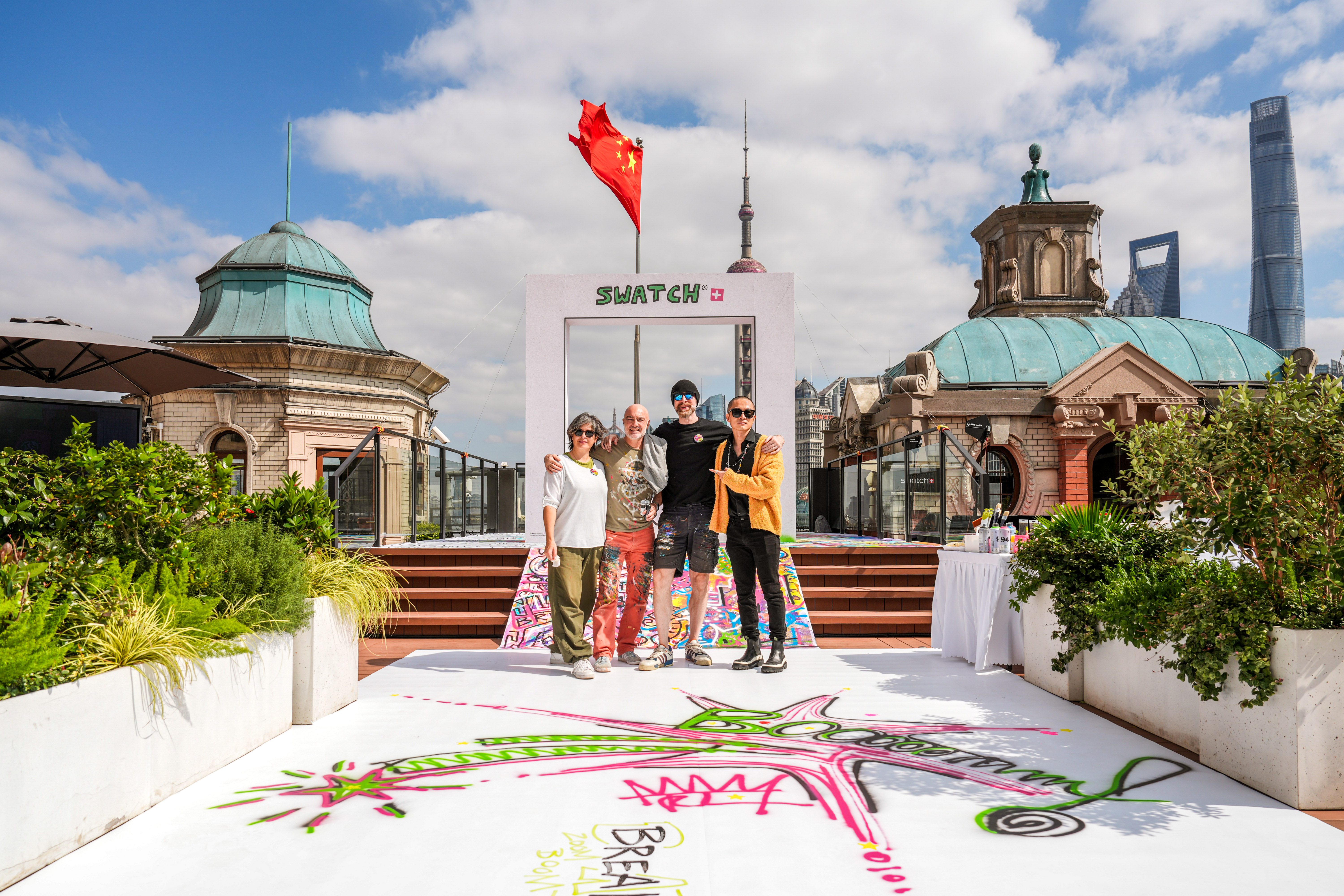FLUORESCENT PALACE アート キャンバスアート グッチ シャネル Swatch toasts 15 years of the Swatch Art Peace Hotel with a