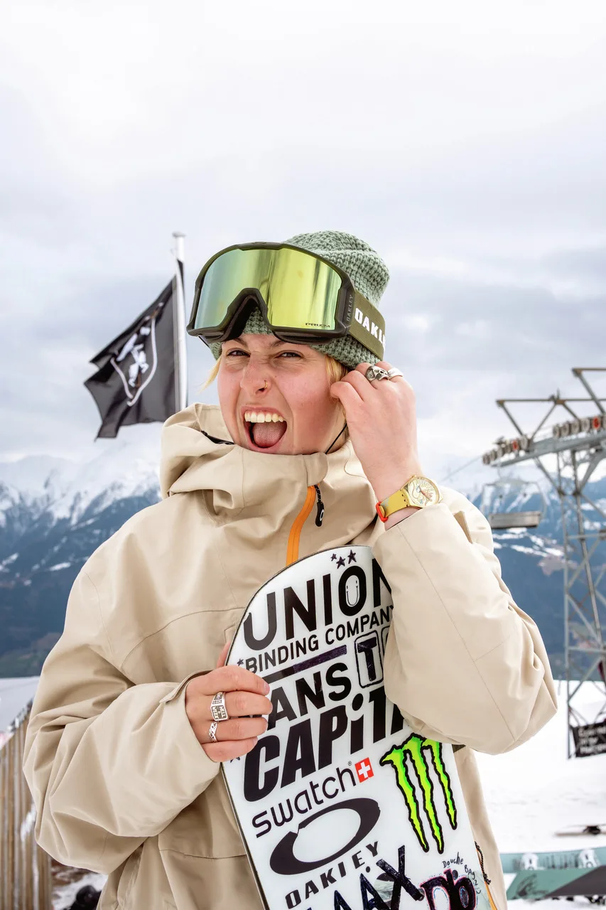 Mia Brookes, estrela do snowboard, junta-se à Swatch Proteam