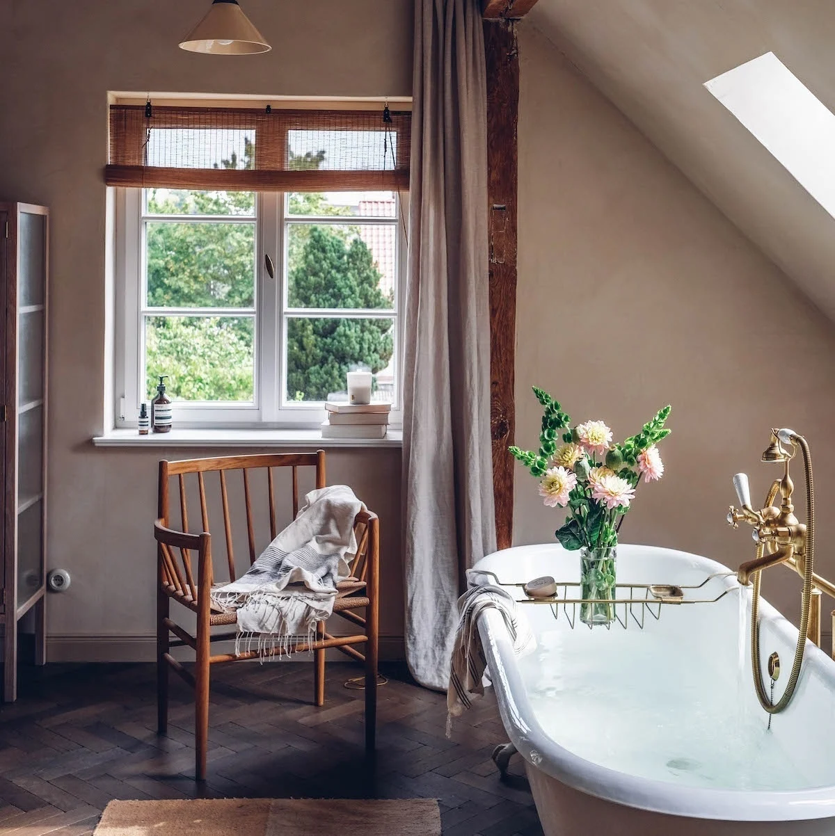 Sorpetaler Holz-Sprossenfenster im Designtales Badezimmer