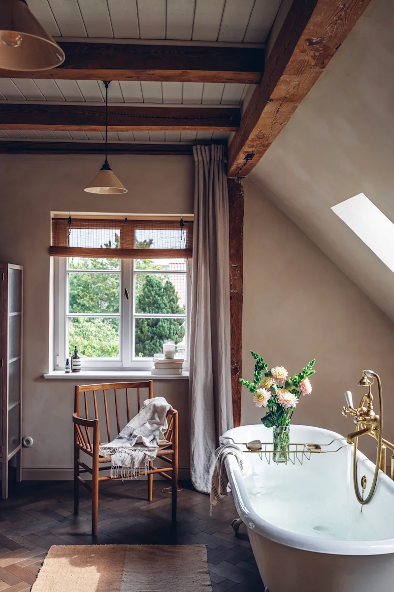 Designtales Badezimmer Sprossenfenster
