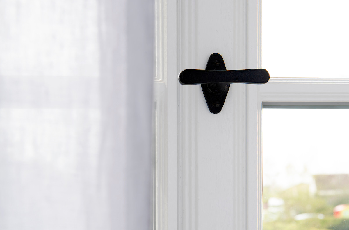 Sorpetaler-Fenster-Tueren-Holz-Seventeenandfive-93