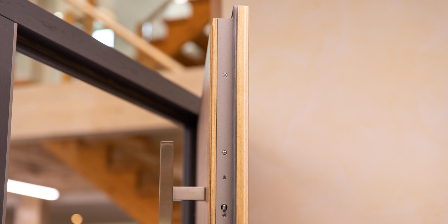 U-shaped closing bar