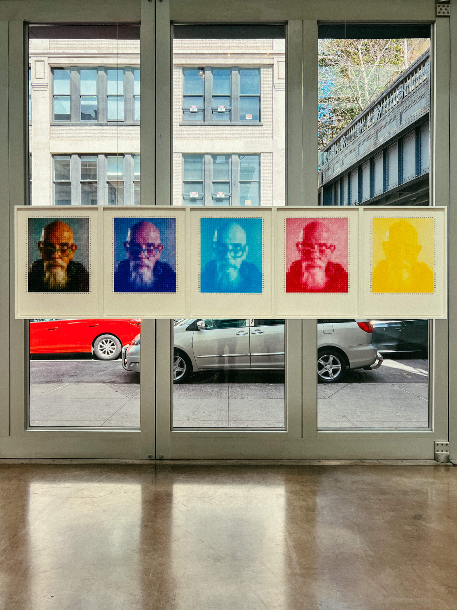 チェルシーのペースギャラリーにてチャック・クローズのRed, Yellow