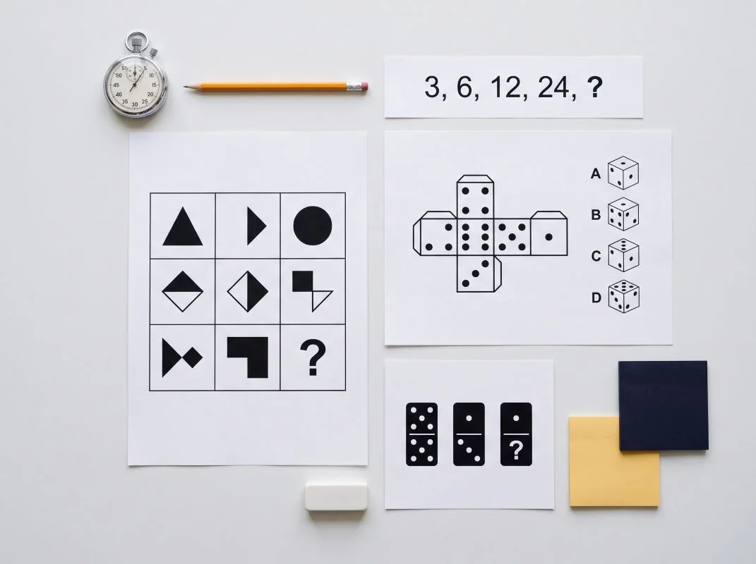 Ejemplos de pruebas psicotécnicas: matrices de figuras, desarrollo de cubos y series numéricas