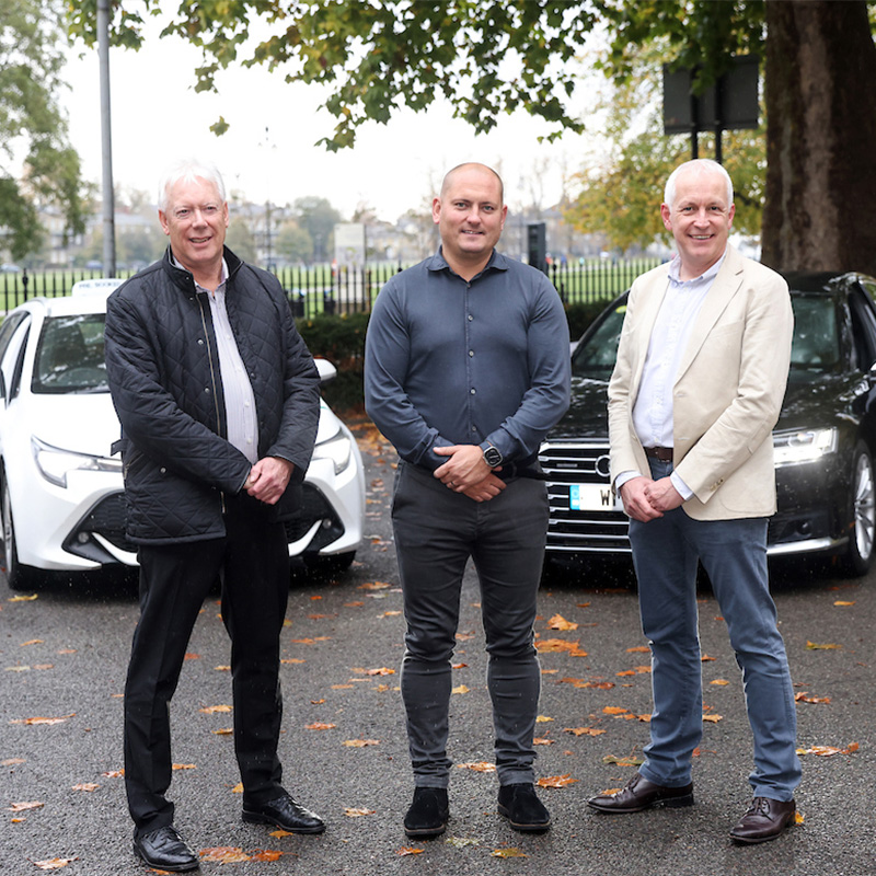 Veezu heads eastbound with Panther Taxis Cambridge and ABC Taxis Norwich