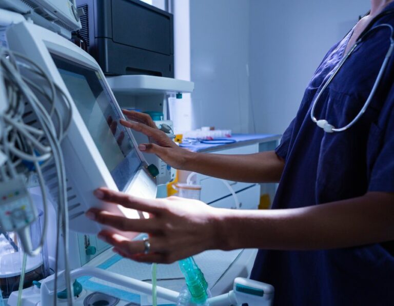 Slim-HMI-in-medical-device-768x597-doctor