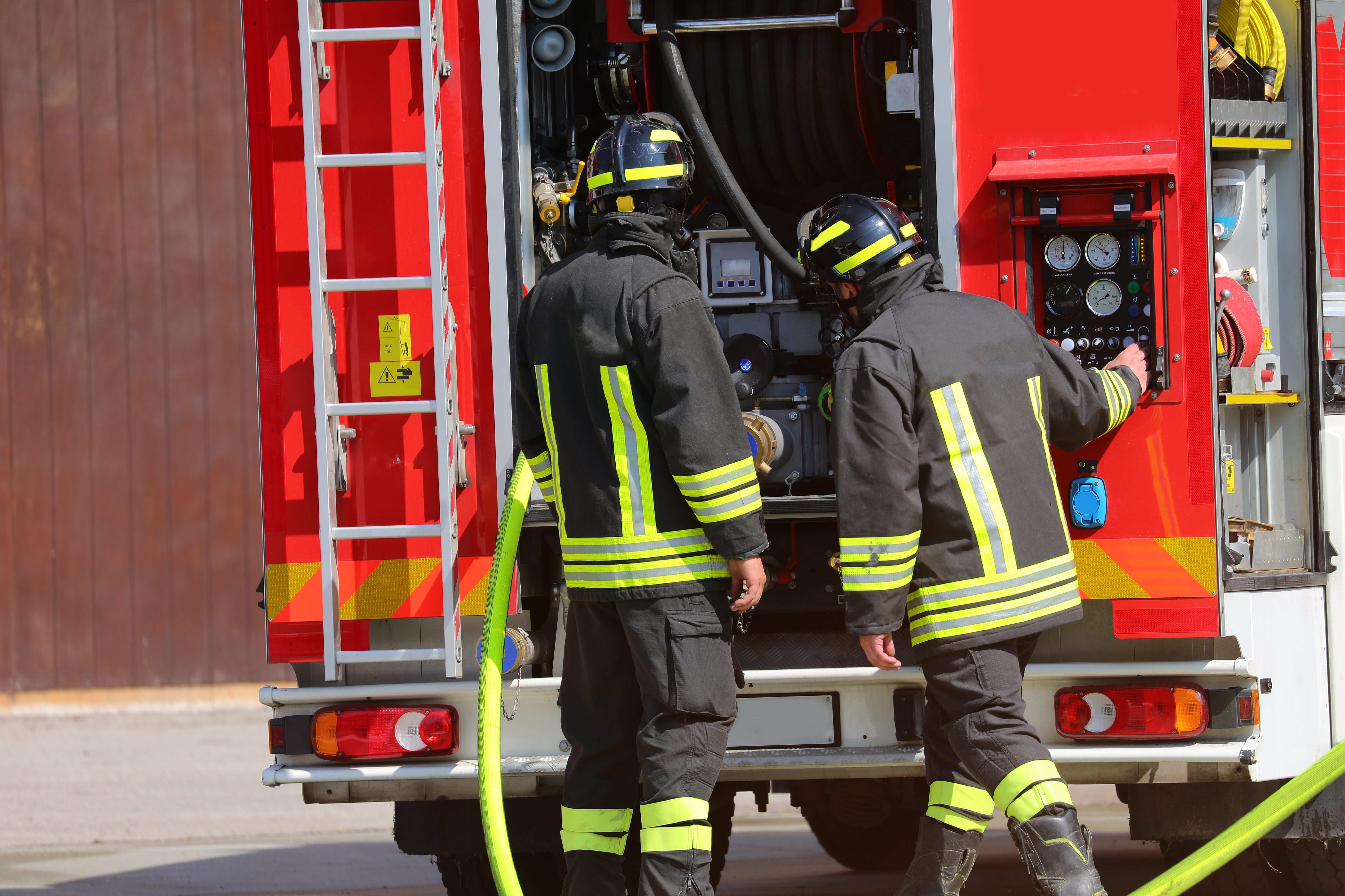 Feuerwehrleute bei der Arbeit mit der Pumpenkonsole