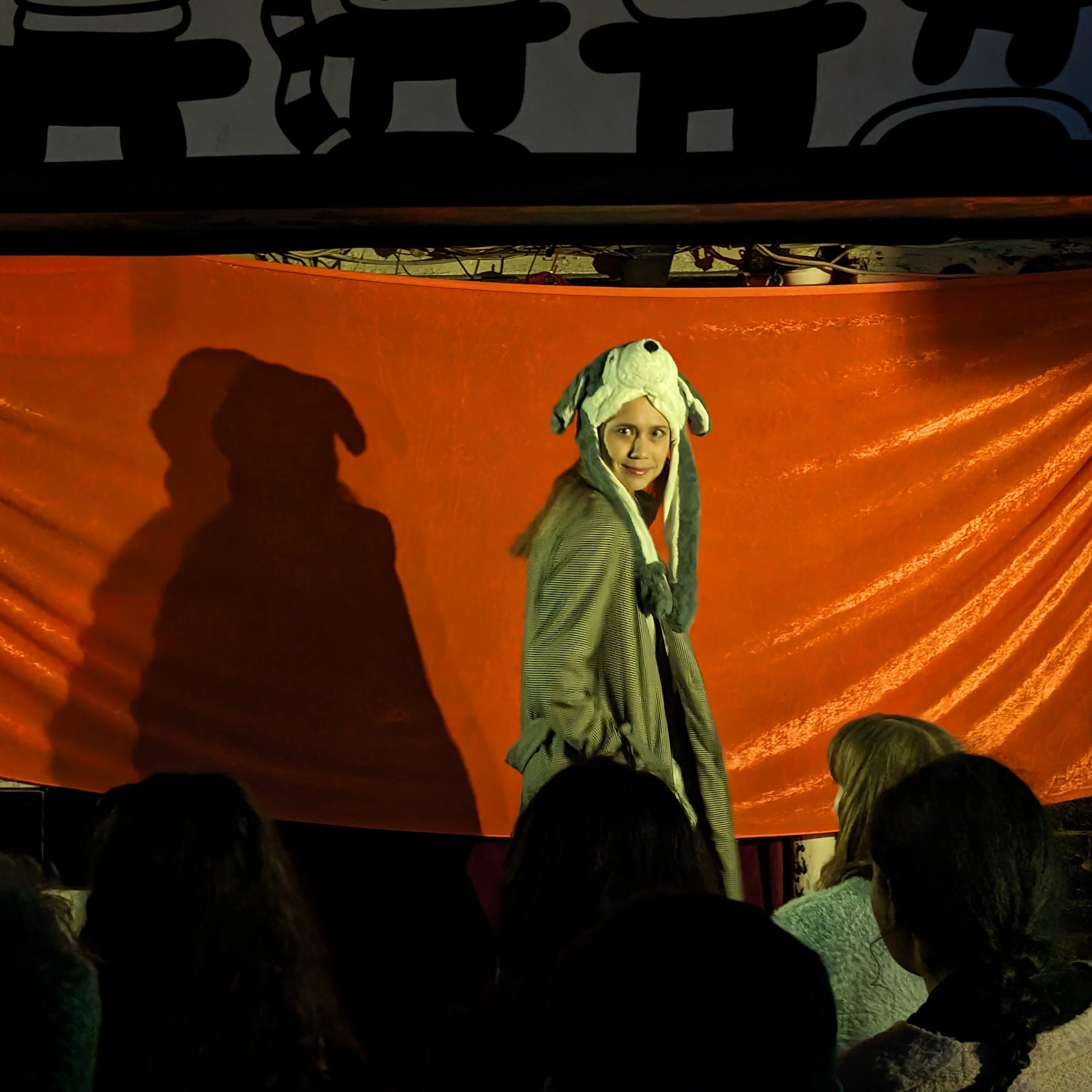Lilla Multipass Comedian on stage dressed as a dog