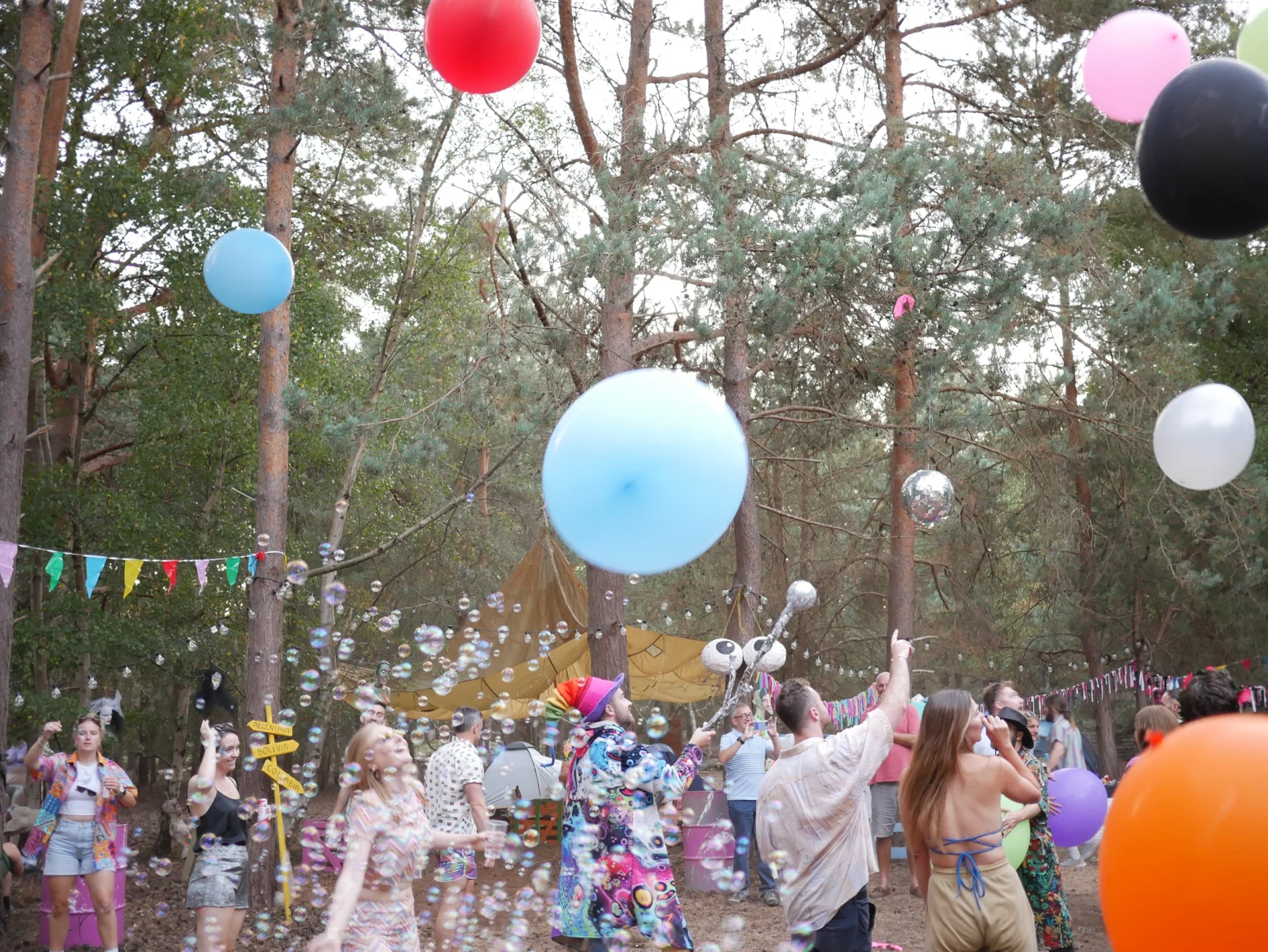 wood-party-atmosphere-balloons