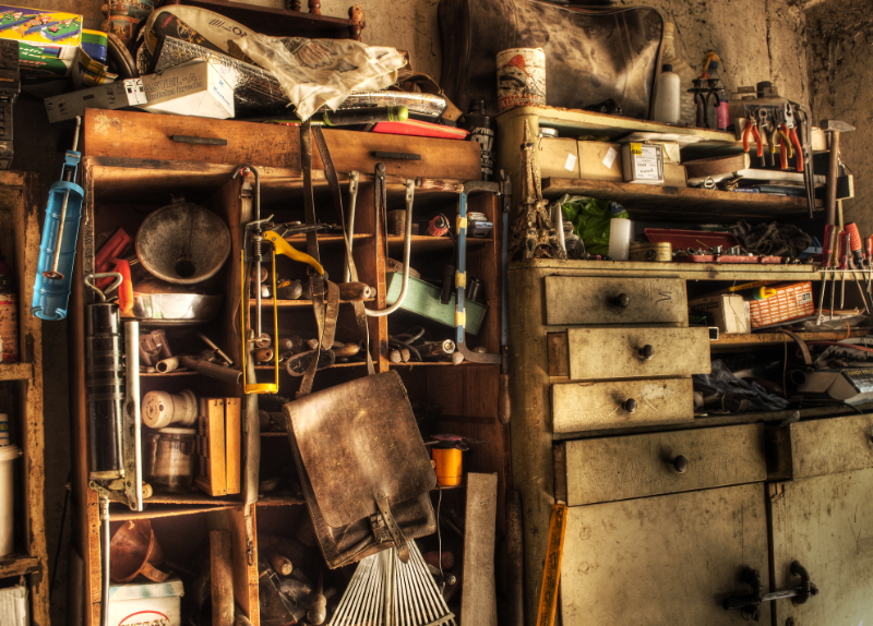 unordentliche Garage mit Werkzeugen und alten Utensilien