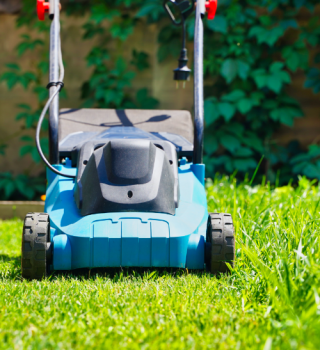 elektrischer Rasenmäher zum Rasenmähen von grünem Gras