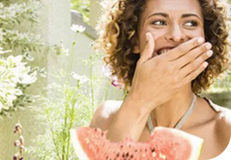 3 suggerimenti per indossare la dentiera sentendosi sicuri