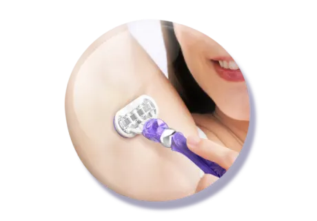 脇を剃る女性
