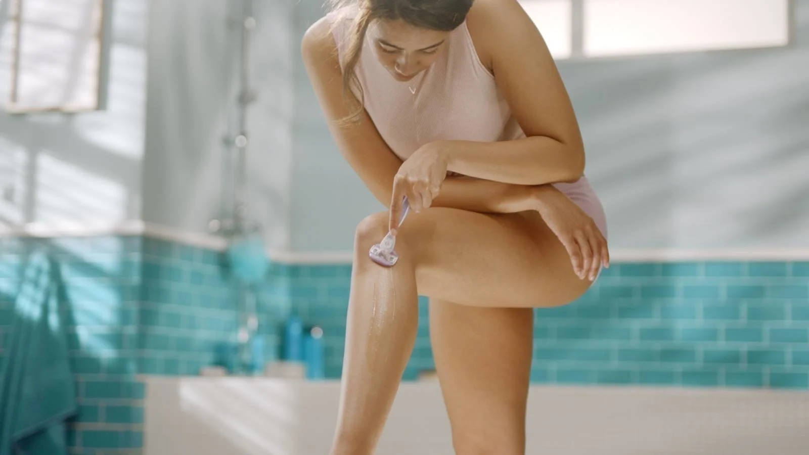足の毛を剃る女性たち