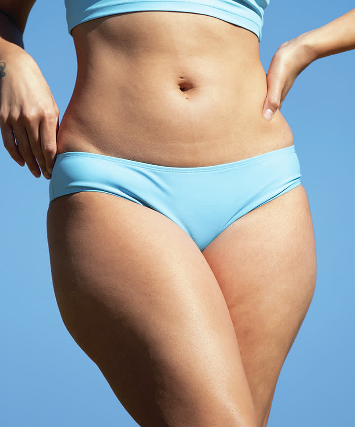 Mujer en bikini azul al aire libre