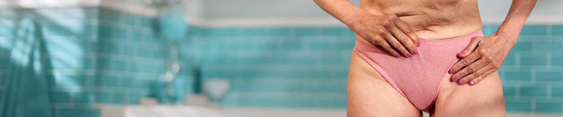 Señora madura se aplica un peeling en su zona púbica