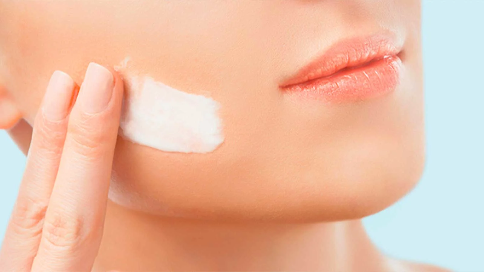 Aplique gel o crema de afeitar y ayude a que la hoja de afeitar se deslice más fácilmente, evite volver a afeitarse y la irritación de la piel.
