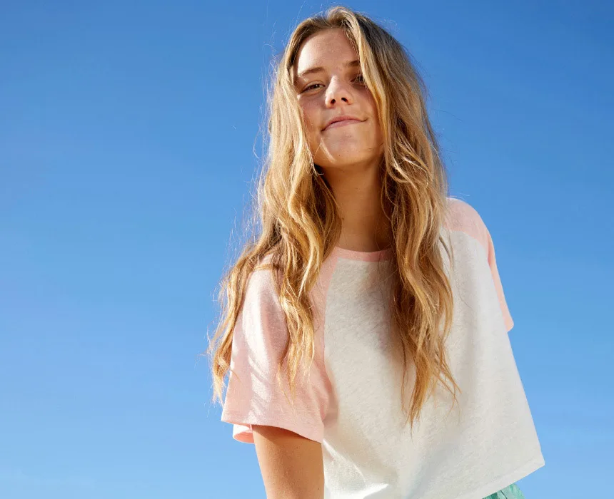 Mujer joven bajo un cielo despejado