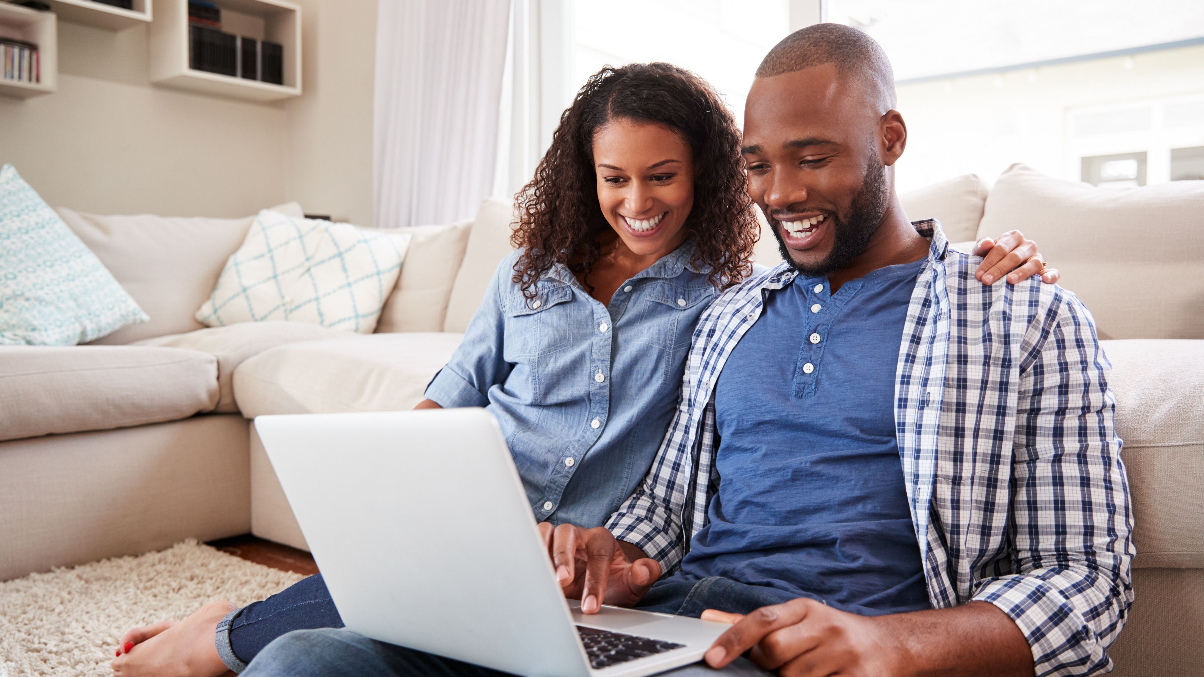 Interesting find. Семейная пара с ноутбуком. Computer couple. Computer couple sit on him.