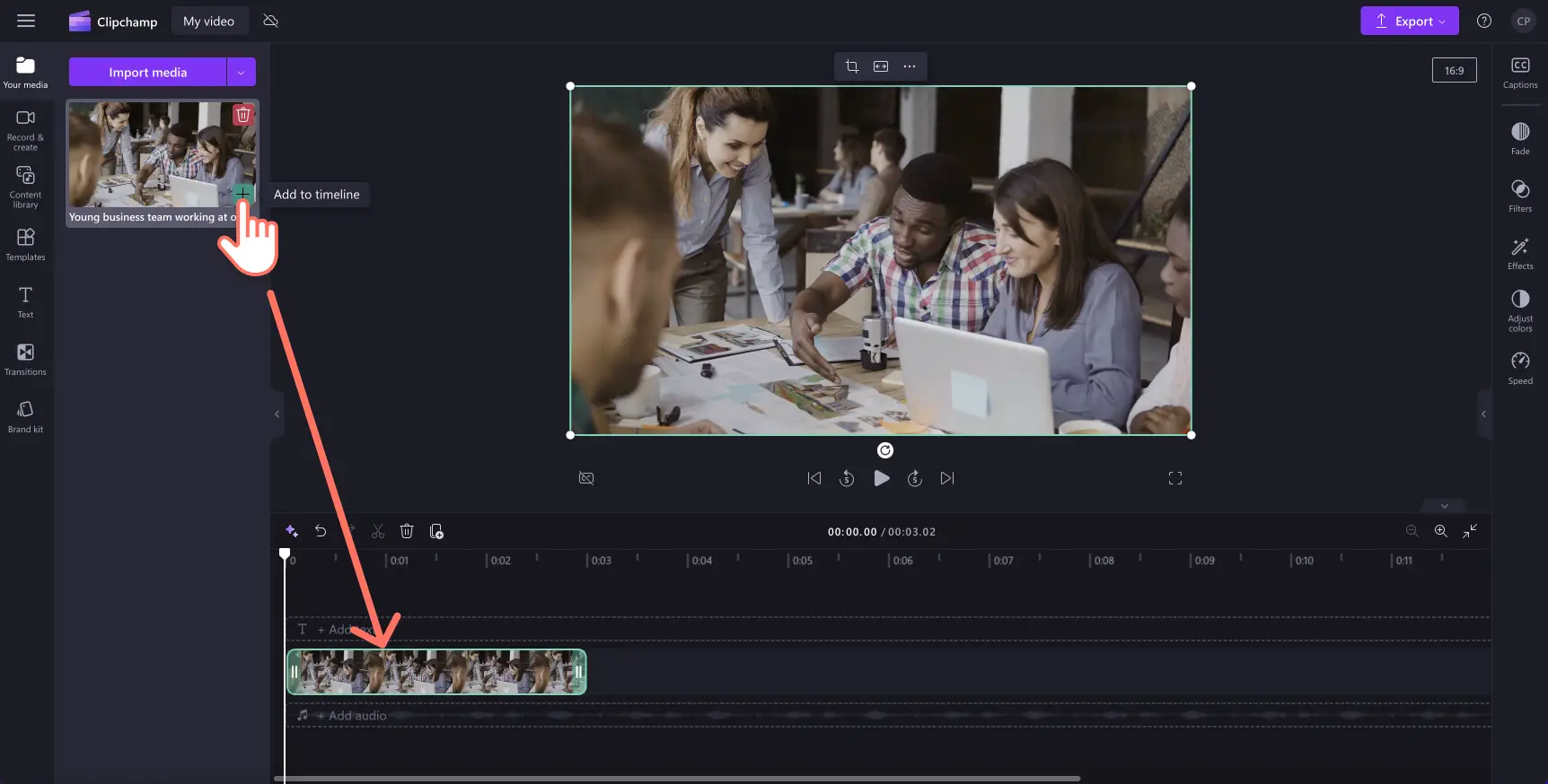 ユーザーがClipchampのタイムラインに動画を追加する様子の画像。