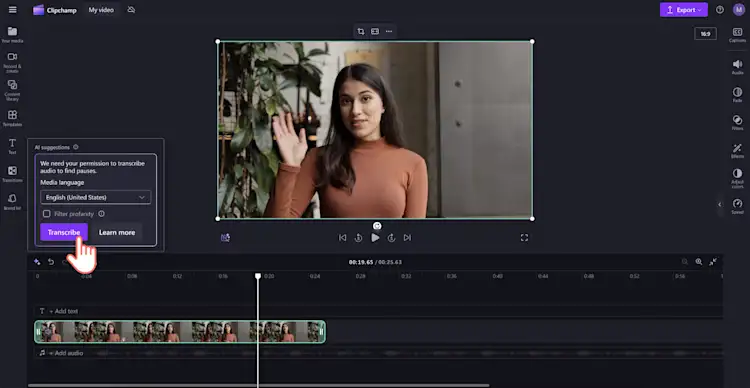 Người dùng nhấp vào nút chép lời âm thanh trong cửa sổ cắt tự động trong Clipchamp.