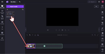 Imagen de un usuario de Clipchamp arrastrando un clip desde la pestaña de tus elementos multimedia y soltándolo en la línea de tiempo de edición.
