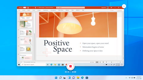 O imagine cu un utilizator care își înregistrează ecranul prezentării PowerPoint.