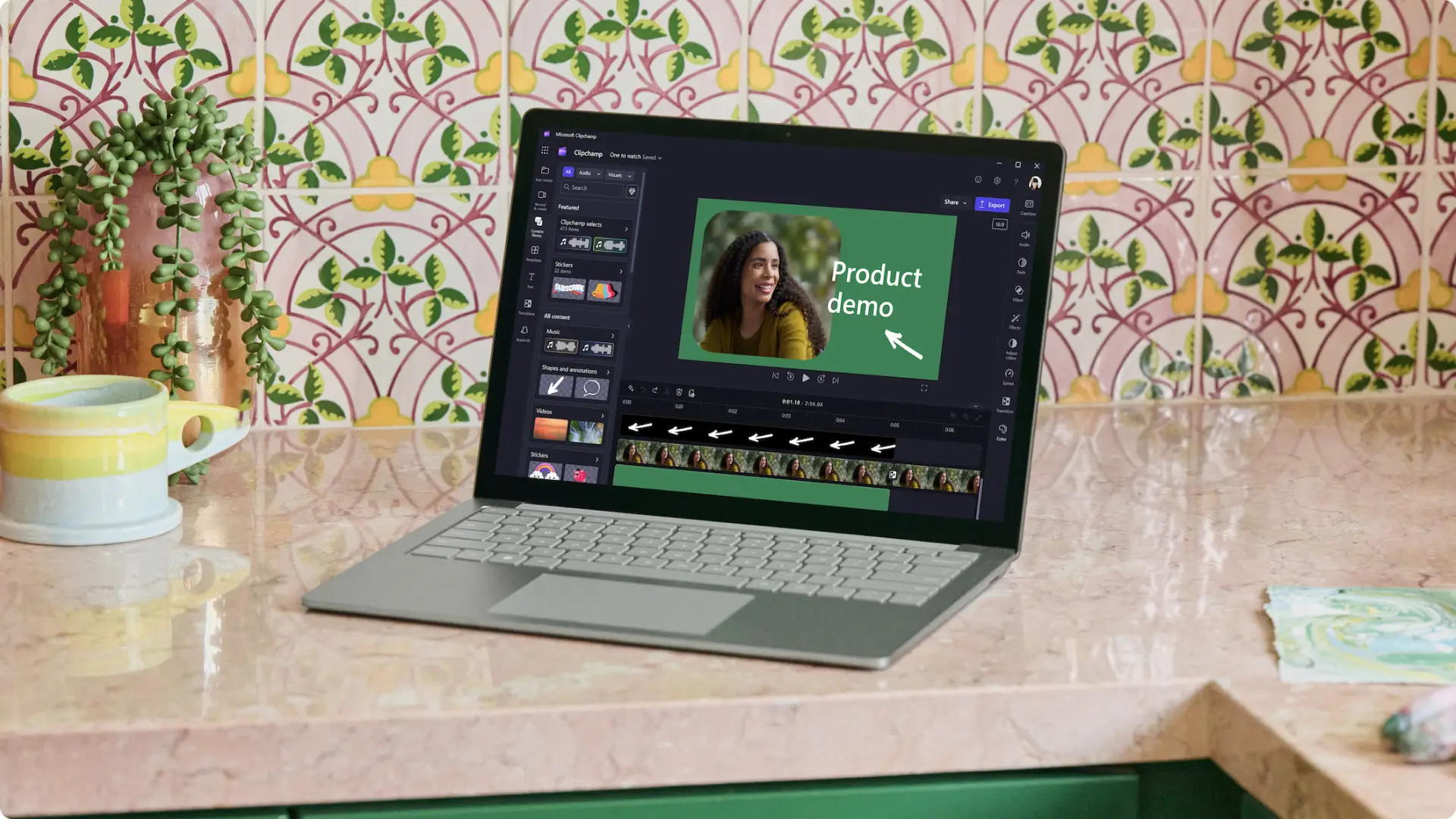 Gambar video demo produk di Clipchamp pada laptop.