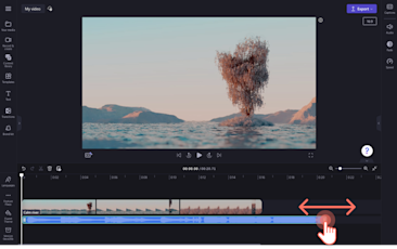 Bild eines Benutzers, der die Audiodatei auf der Zeitleiste mit grünen Balken zuschneidet.