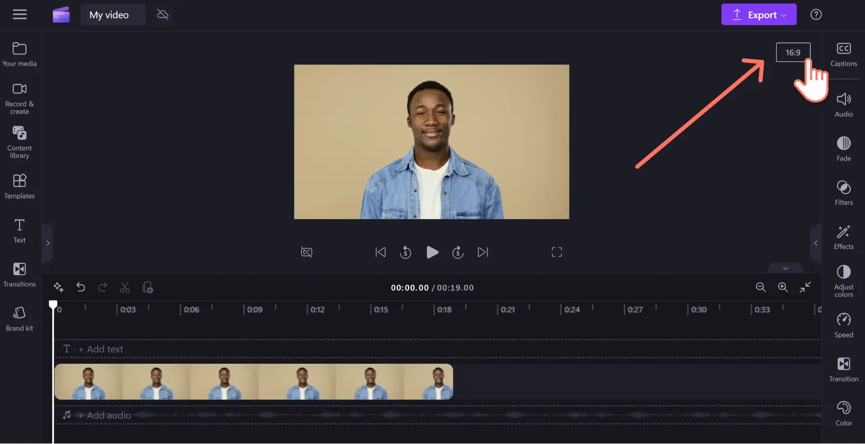 Obraz przedstawiający użytkownika usługi Clipchamp umieszczającego kursor na przycisku współczynnika proporcji 16:9.