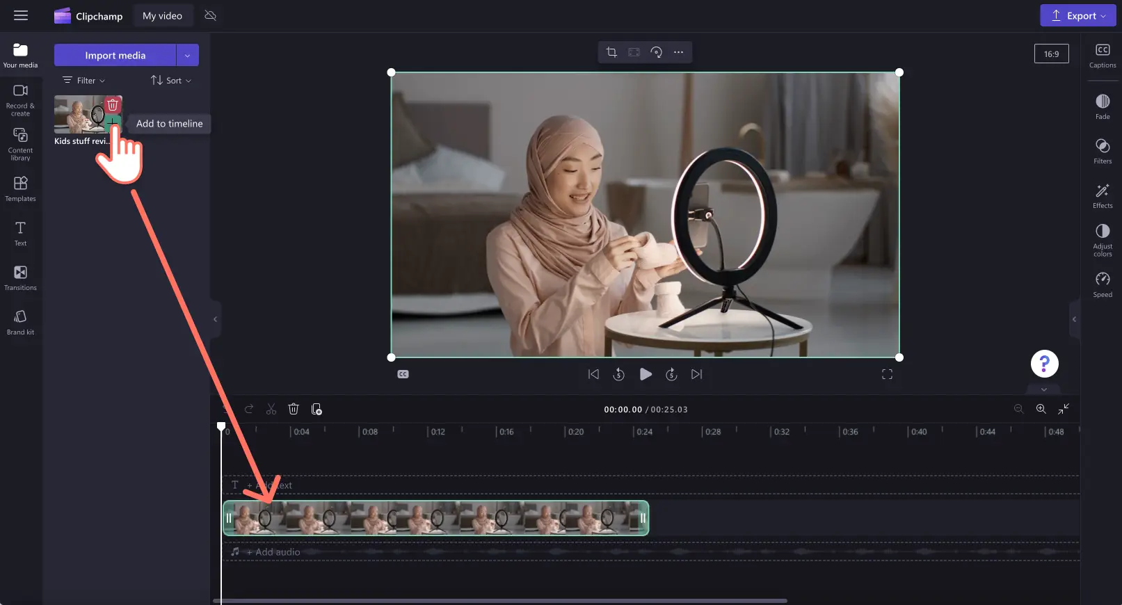 ユーザーがタイムラインに動画を追加する様子の画像。