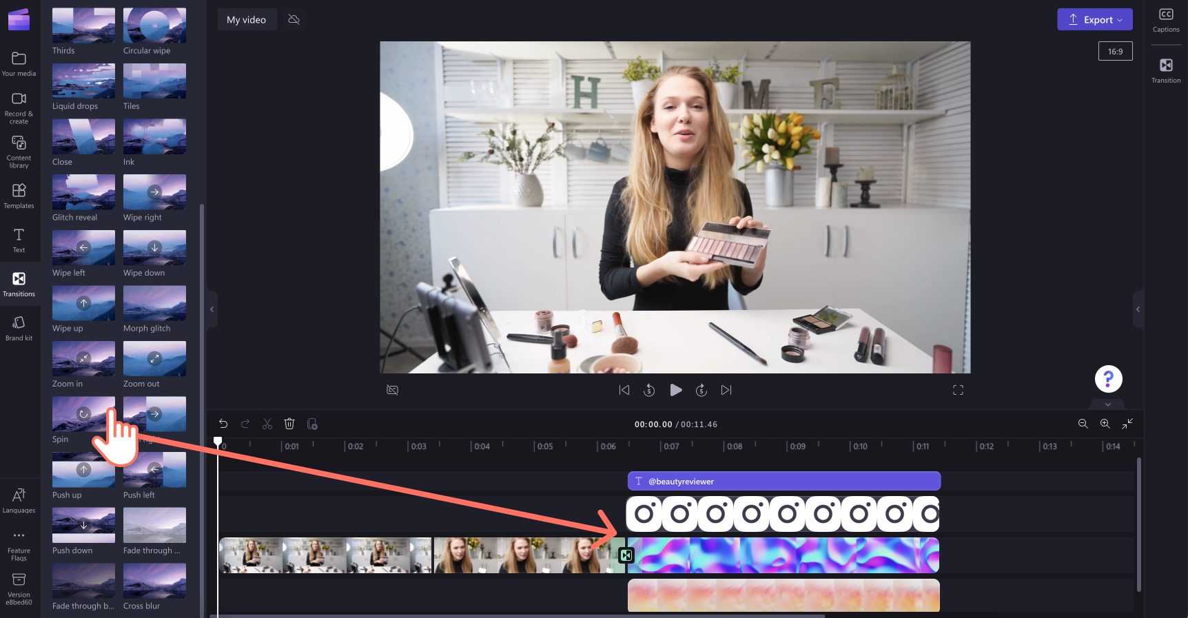 Hình ảnh người dùng thêm hiệu ứng chuyển tiếp quay vào dòng thời gian giữa hai clip.