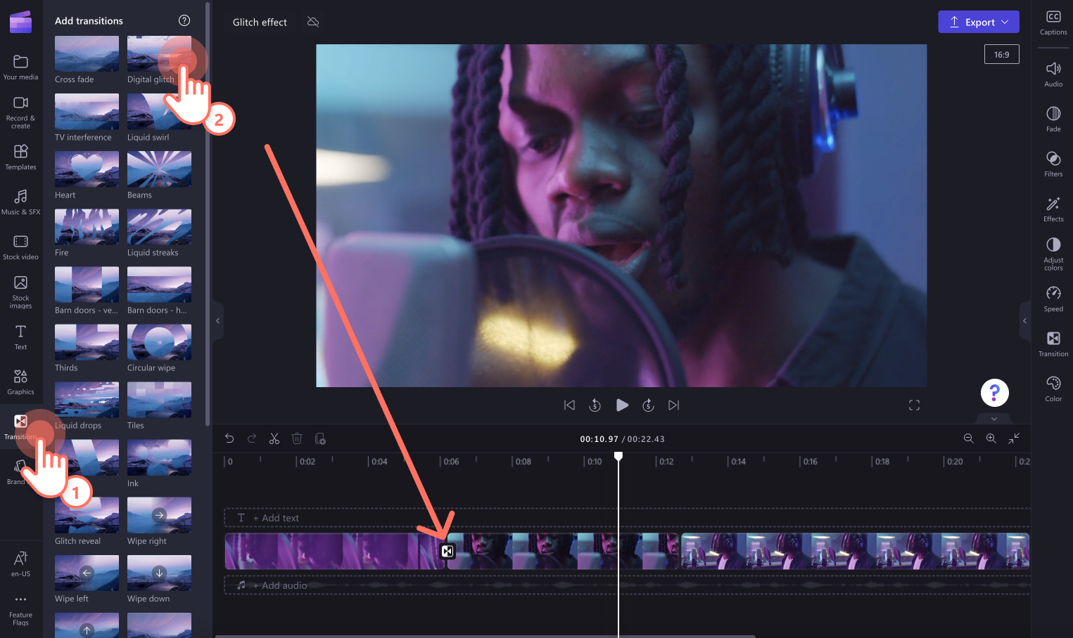Hình ảnh người dùng thêm hiệu ứng chuyển tiếp Glitch vào giữa hai clip trên dòng thời gian.