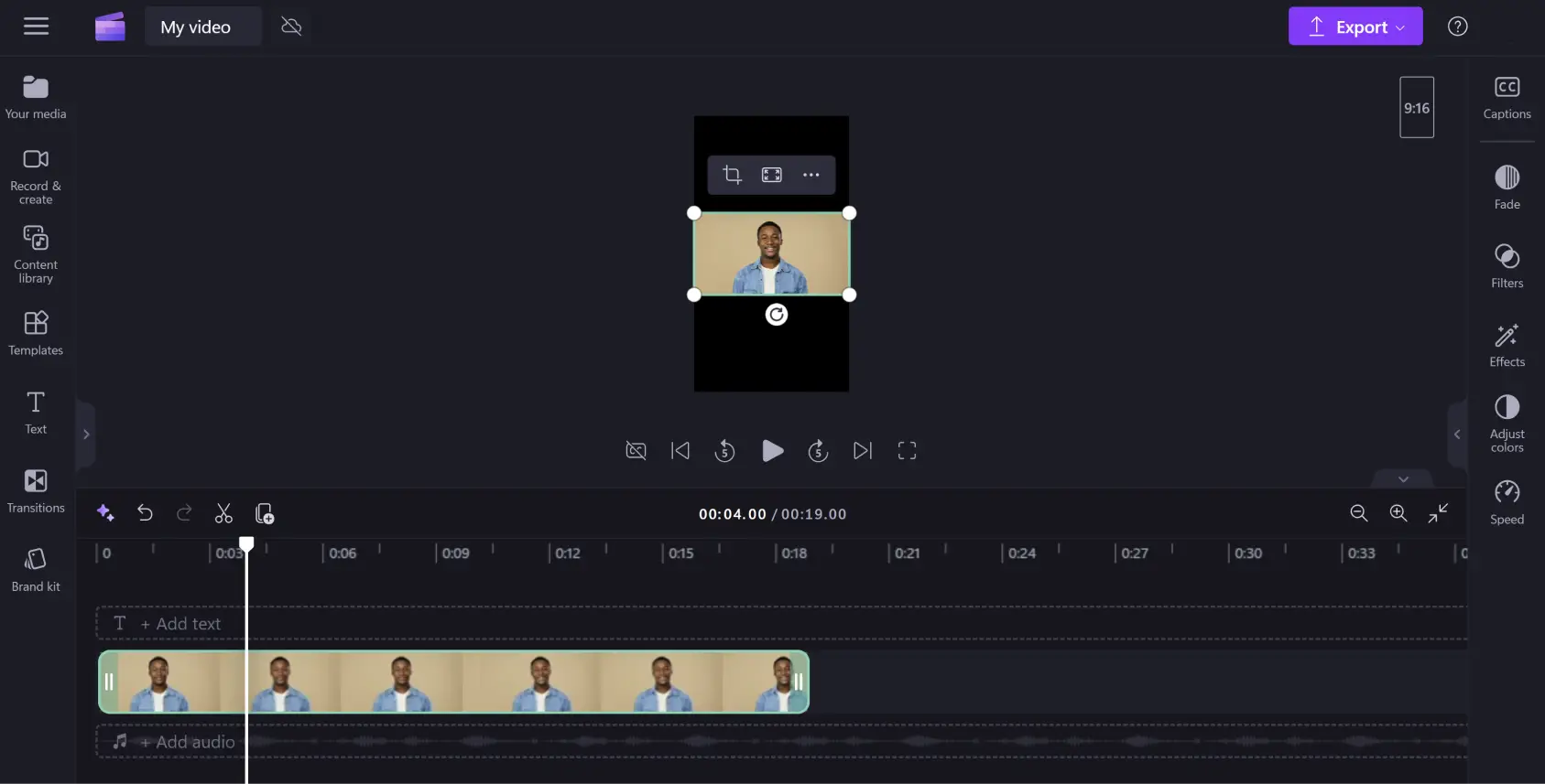 縦横比を変更してレターボックスが加わった、Clipchamp ユーザーのビデオのプレビュー画像。