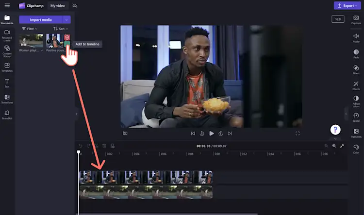 Obraz przedstawiający użytkownika dodającego dwa klipy wideo na osi czasu.
