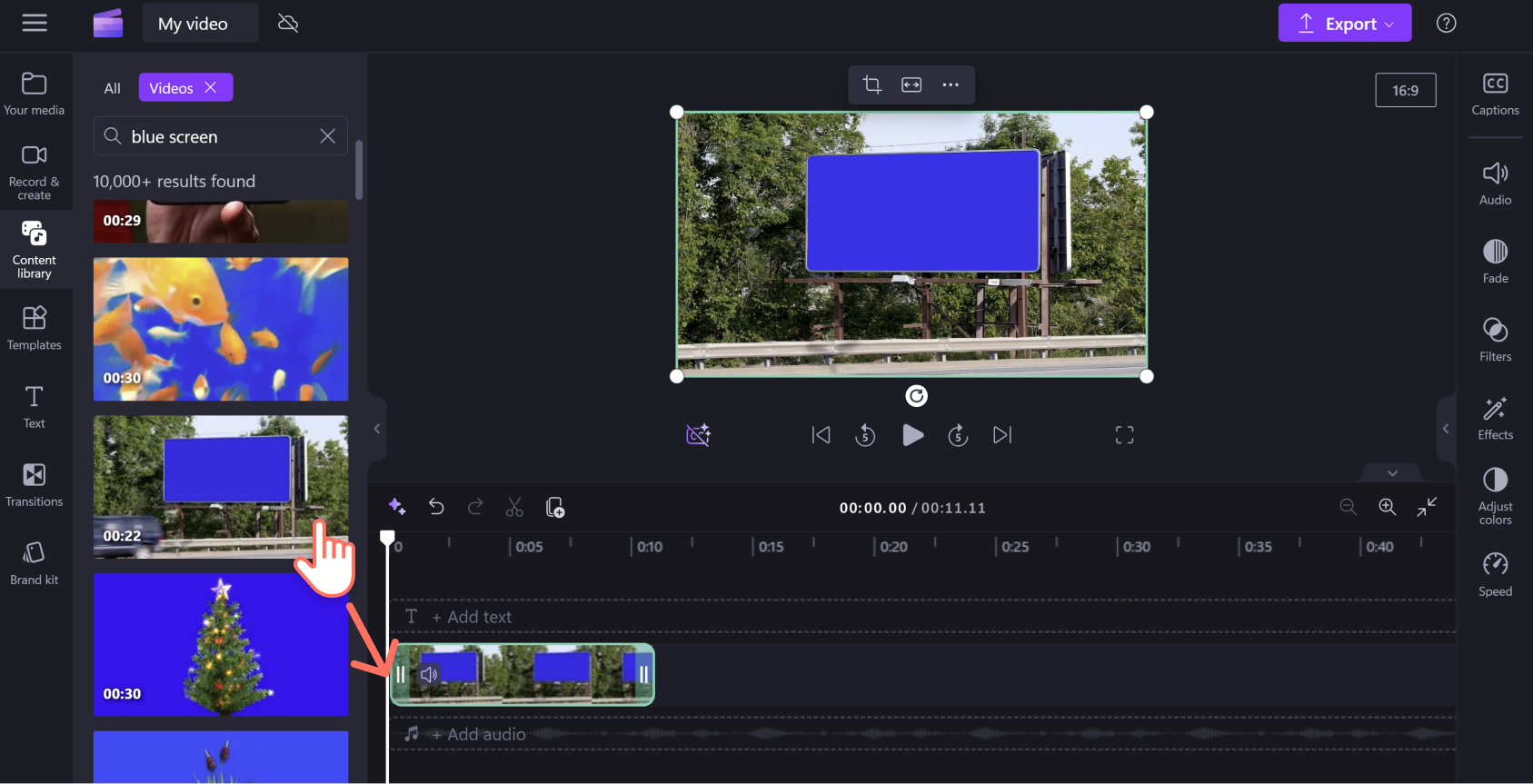 Hình ảnh người dùng thêm video màn hình xanh lam chuyên nghiệp vào đường thời gian.