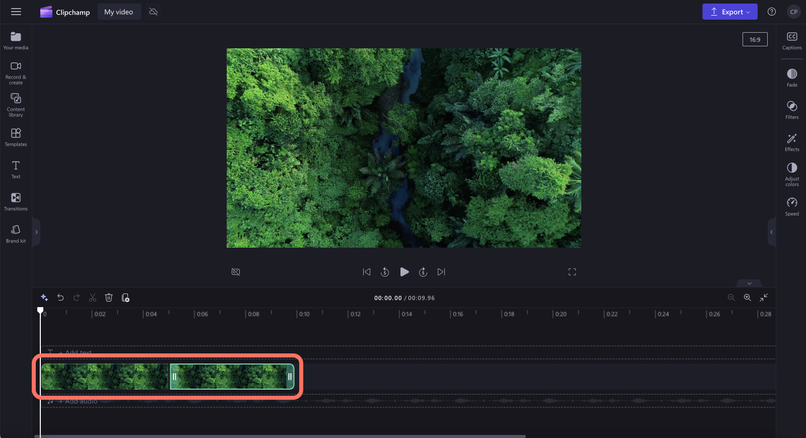Hình ảnh một video được tách làm hai trên dòng thời gian.